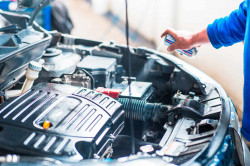 Entretien auto avec vidange moteur, changement de pneus et révision complète